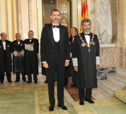 Don Felipe junto al presidente del Tribunal Supremo y del Consejo General del Poder Judicial, Carlos Lesmes, en el vestíbulo del Palacio de Justicia